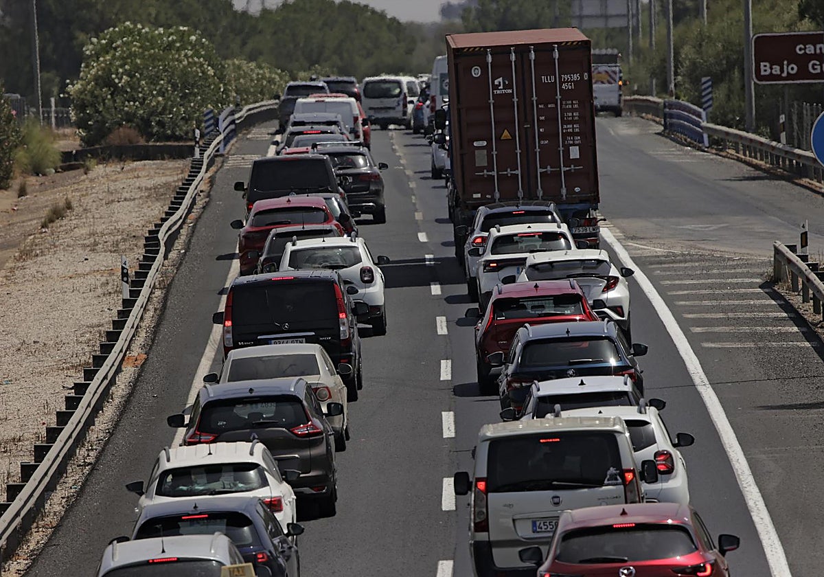 Atascos en la AP-4 y tráfico lento entre Sevilla y Dos Hermanas en el mes de agosto