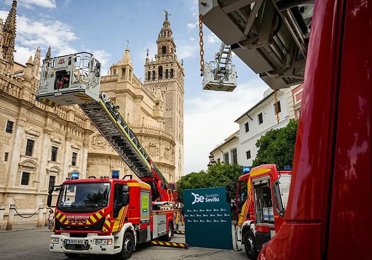 Presentación el pasado mes de junio de nuevos camiones de bomberos por parte de la Diputación de Sevilla