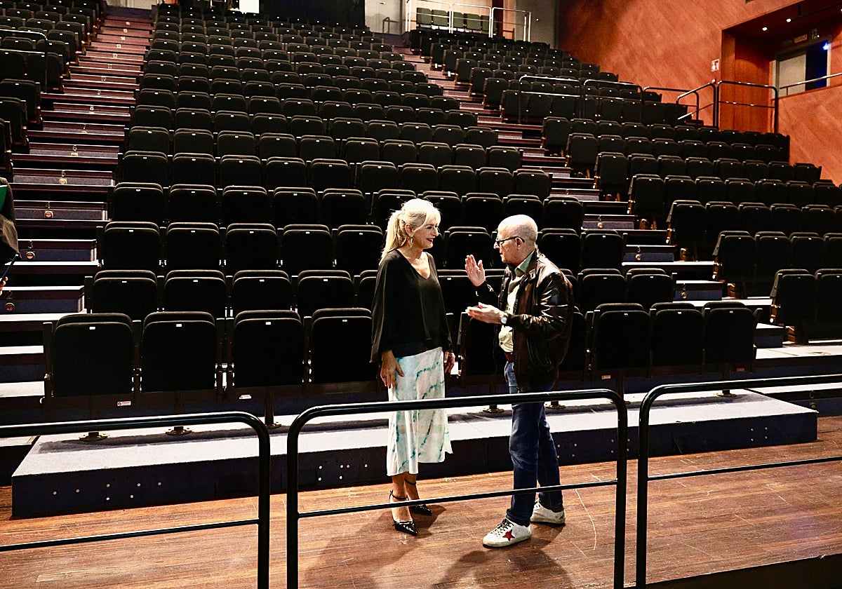 La consejera de Cultura, Patricia del Pozo, ha presentado este lunes las obras que ya han finalizado del Teatro Central y que han renovado el edificio. En la imagen, junto al anterior director, Manuel Llanes