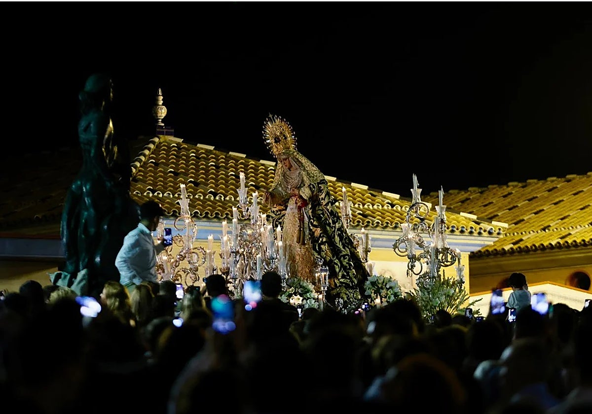 La Esperanza entrando en Triana