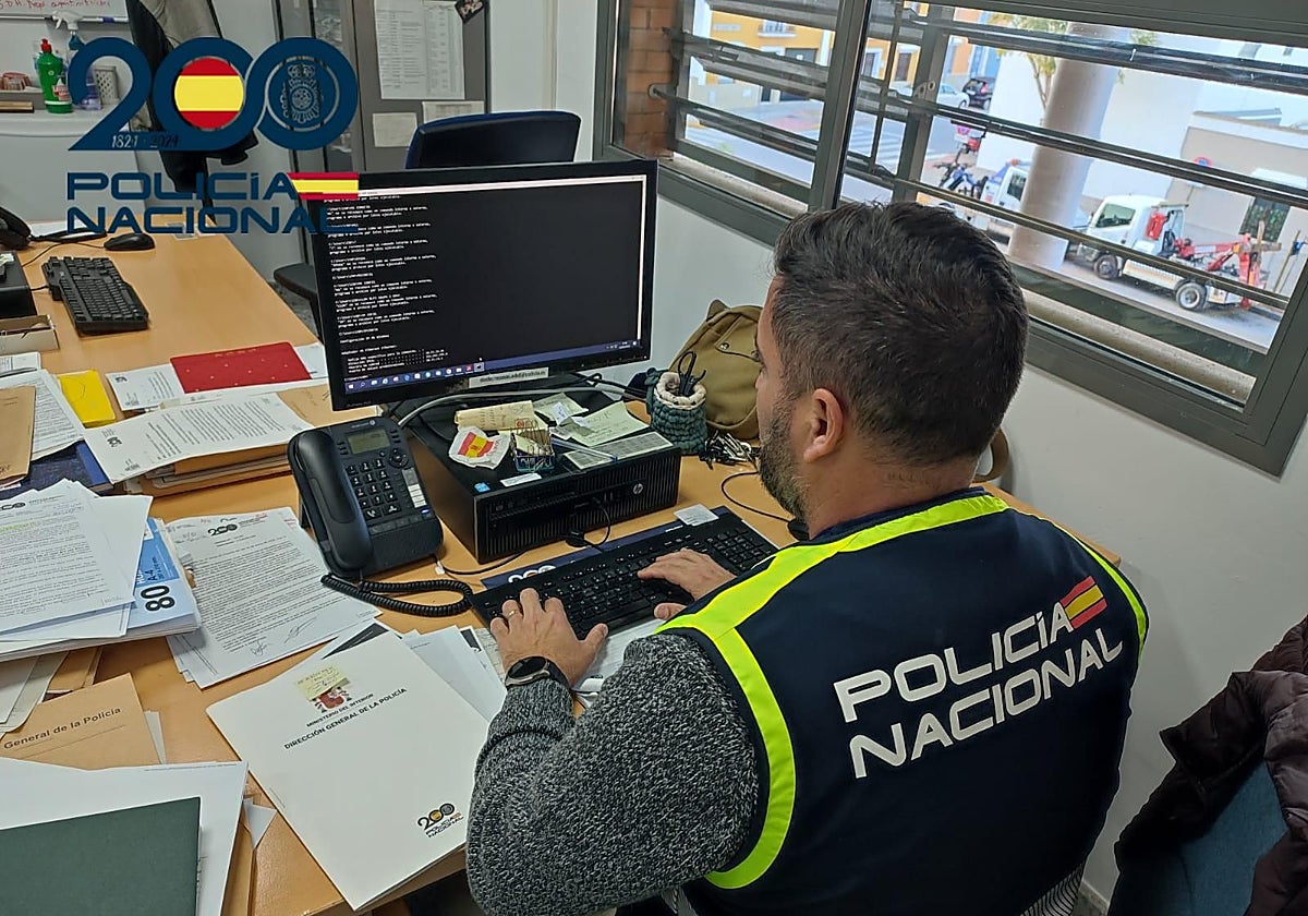 Un agente de la Policía Nacional de Dos Hermanas, que ha desarrollado esta operación contra el proxenetismo
