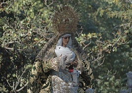 Los guiños de la Esperanza de Triana a la Macarena durante la Misión al Polígono Sur