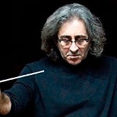 Imagen - «Ojalá fuera un instrumento de Dios, aunque sea desafinado. Yo que me iba todos los Jueves Santos al puente para ver a la Esperanza, y sentía cómo el puente temblaba. Me ponía allí a imaginarme que cantaba frente a la Virgen»