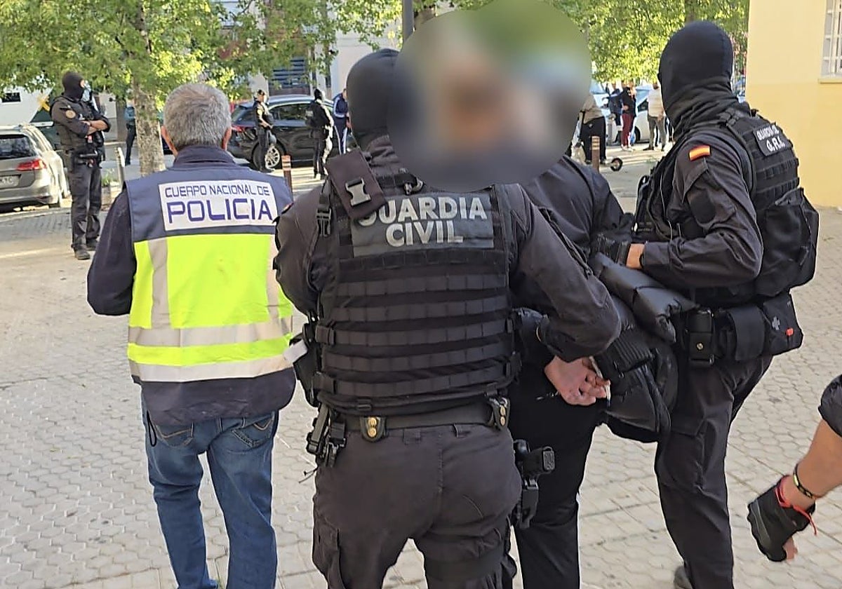 Agentes de la Guardia Civil y Policía Nacional la mañana de este martes en Las Tres Mil Viviendas