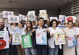 Los sanitarios de Torreblanca guardan cinco minutos de silencio tras la última agresión: «Se están dando cada vez más»