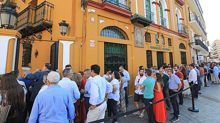 Colas para acceder al cabildo extraordinario para decidir si se restauraba la Macarena