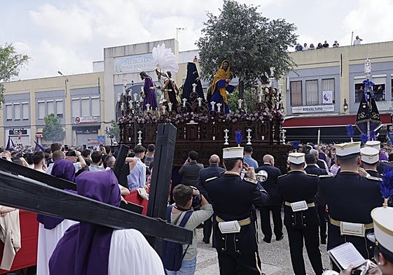 El misterio de la hermandad de Pino Montano al salir de su templo