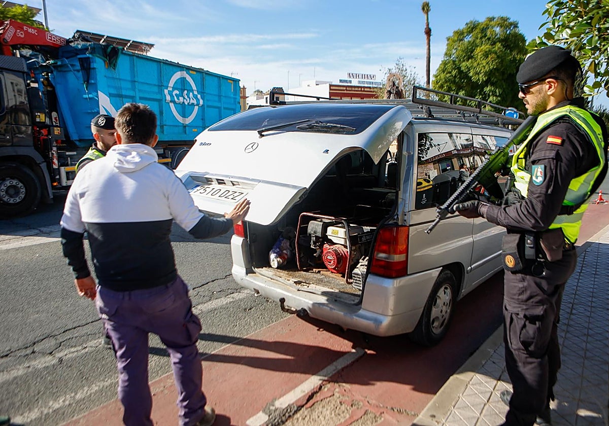 Uno de los controles de la Guardia Civil en la campaña de la aceituna