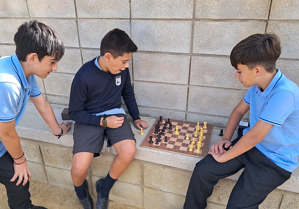 Alumnos de Altair jugando al ajedrez
