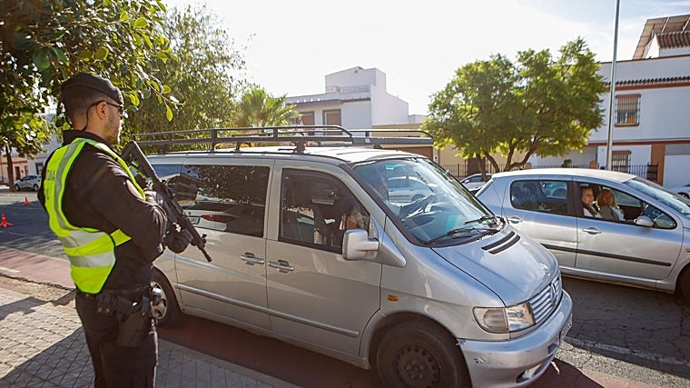 Los agentes supervisan vehículos
