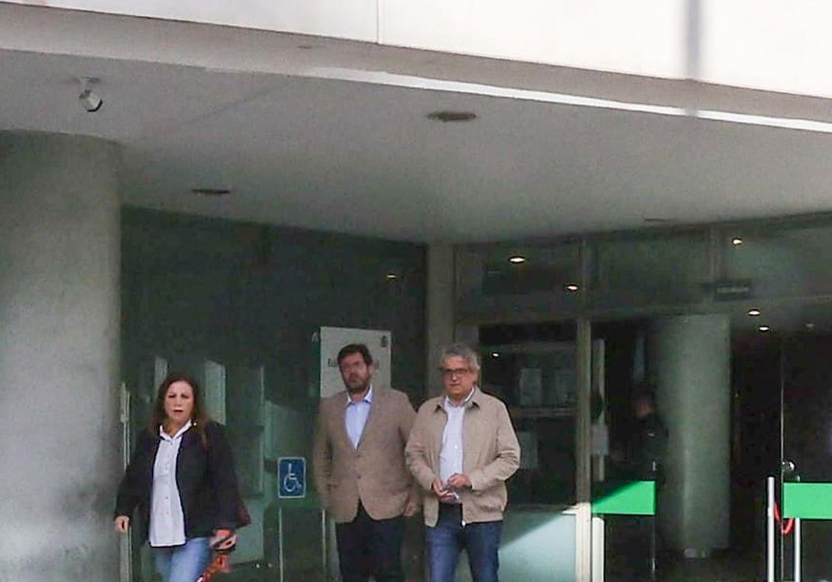 La exdecana y los dos restantes acusados en el juzgado