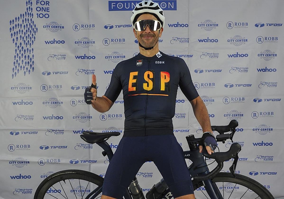 Carlos Moreno, posando con su bicicleta y el maillot de España, en una imagen de archivo