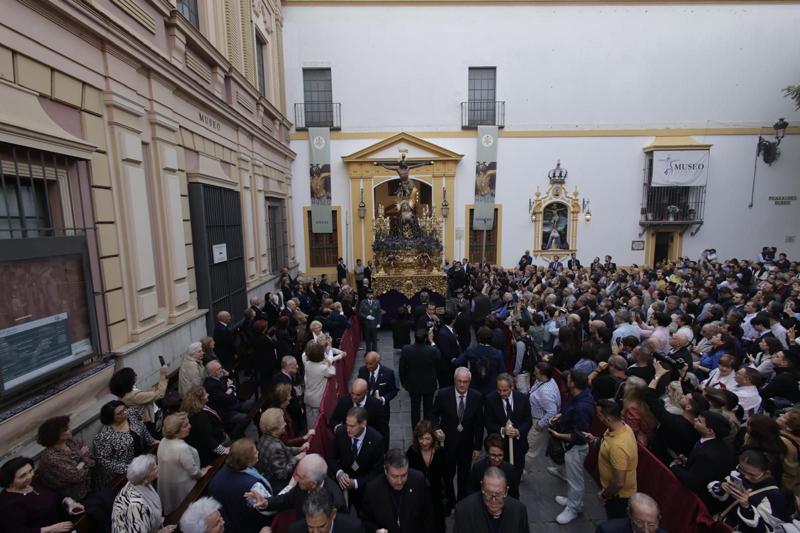 El traslado de la hermandad del Museo a la Catedral de Sevilla, en imágenes