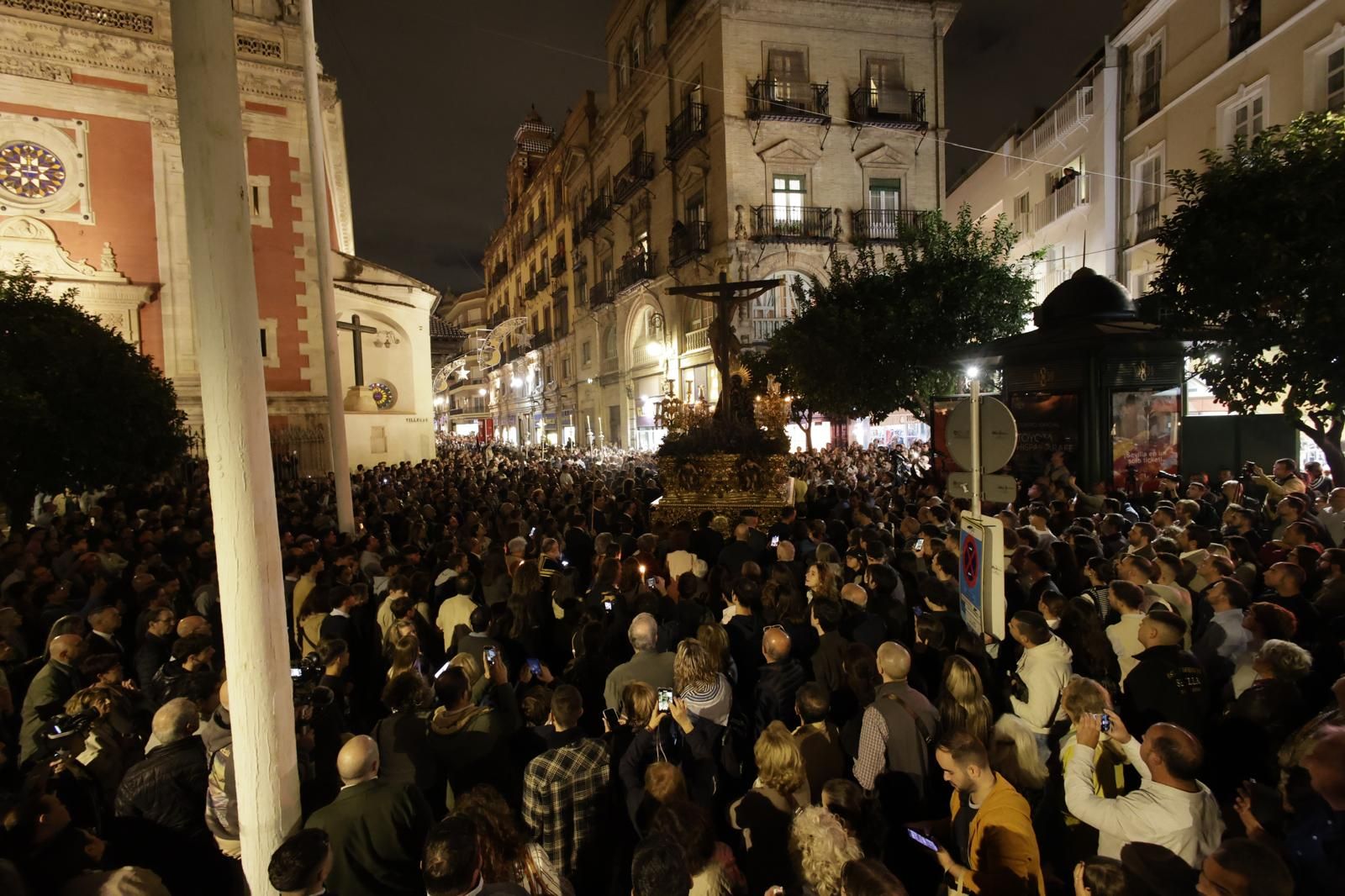 El traslado de la hermandad del Museo a la Catedral de Sevilla, en imágenes