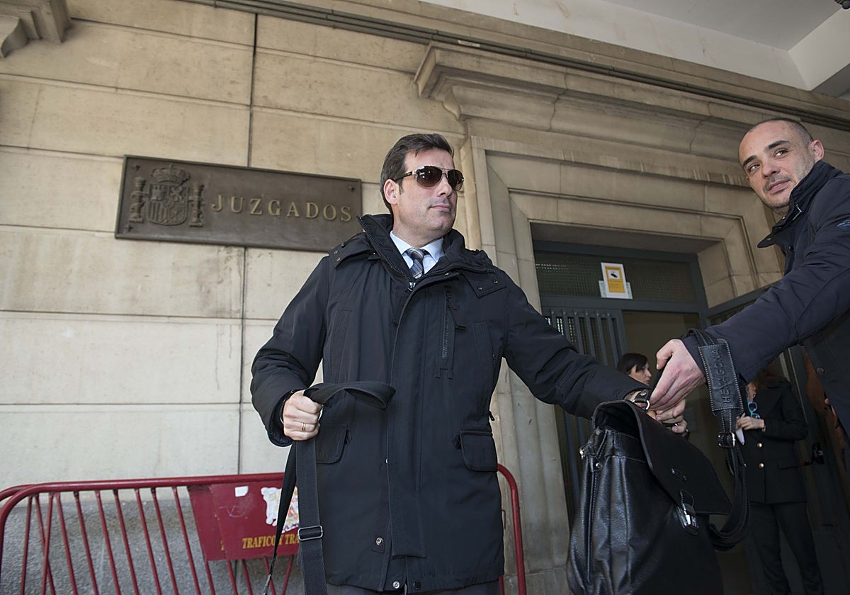Una imagen de archivo de Rafael Pineda, con gafas de sol, saliendo de los juzgados en 2014