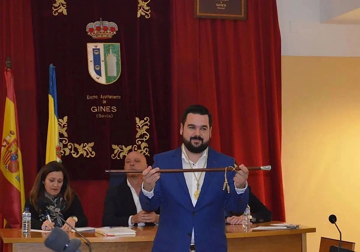 Romualdo Garrido, en una imagen de archivo, en la toma de posesión como alcalde