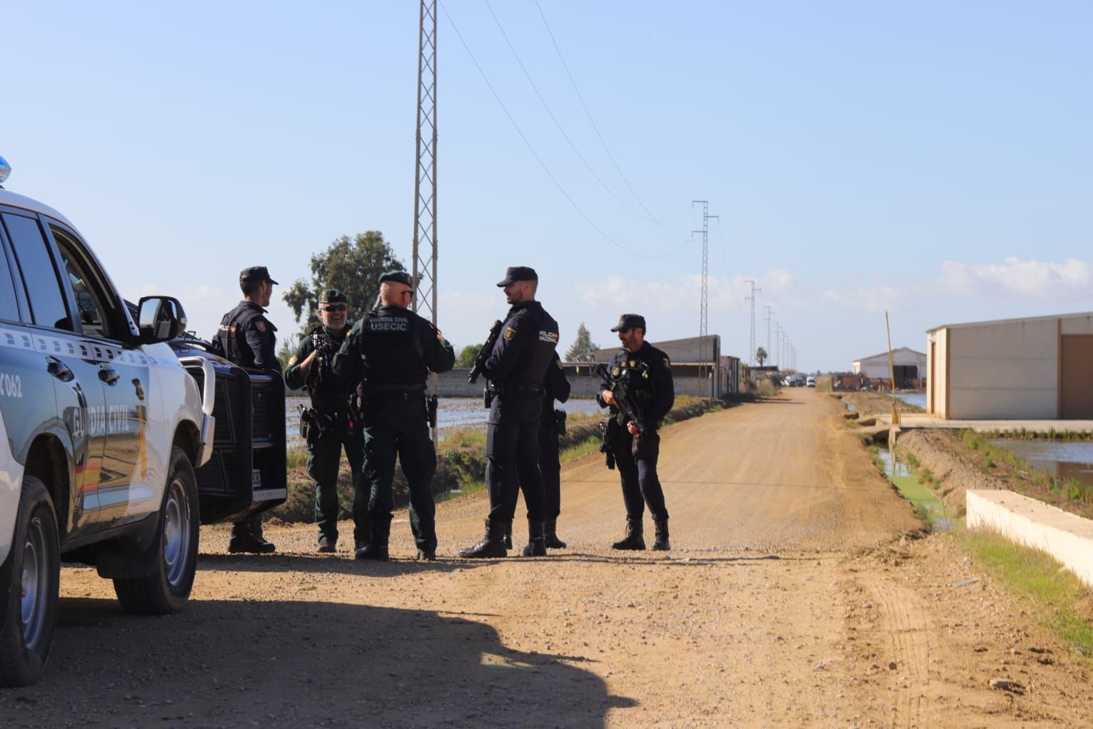 Las imágenes del dispositivo en Isla Mayor para localizar al autor de los disparos a un policía nacional