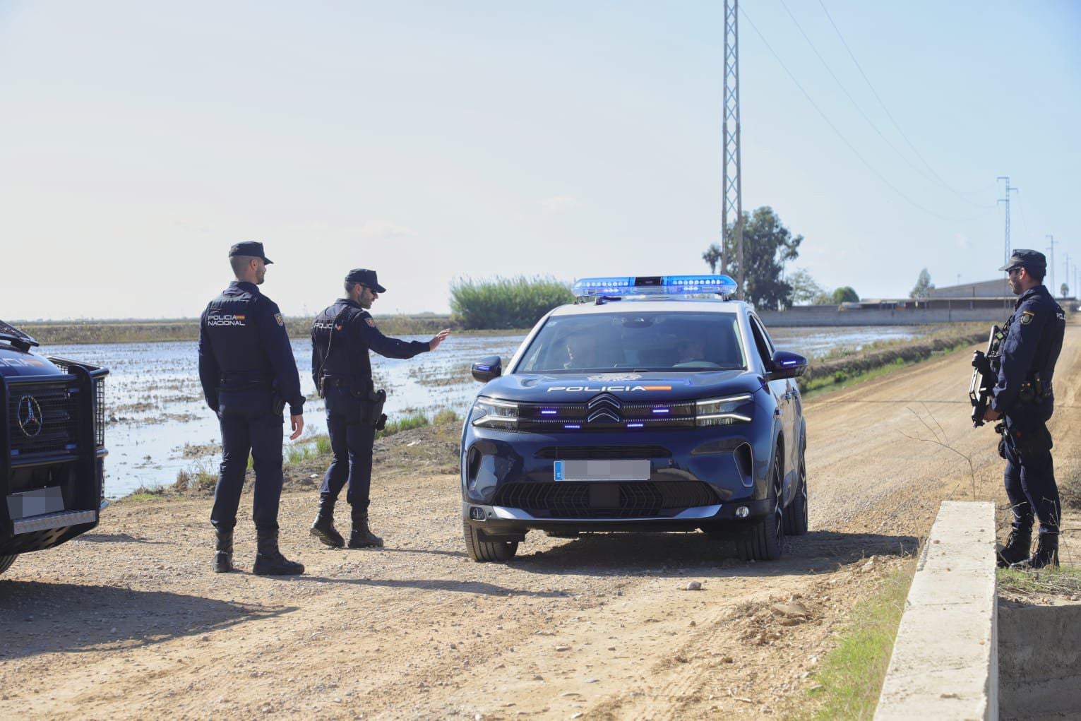 Las imágenes del dispositivo en Isla Mayor para localizar al autor de los disparos a un policía nacional