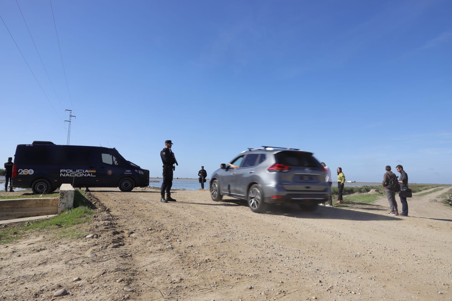 Las imágenes del dispositivo en Isla Mayor para localizar al autor de los disparos a un policía nacional