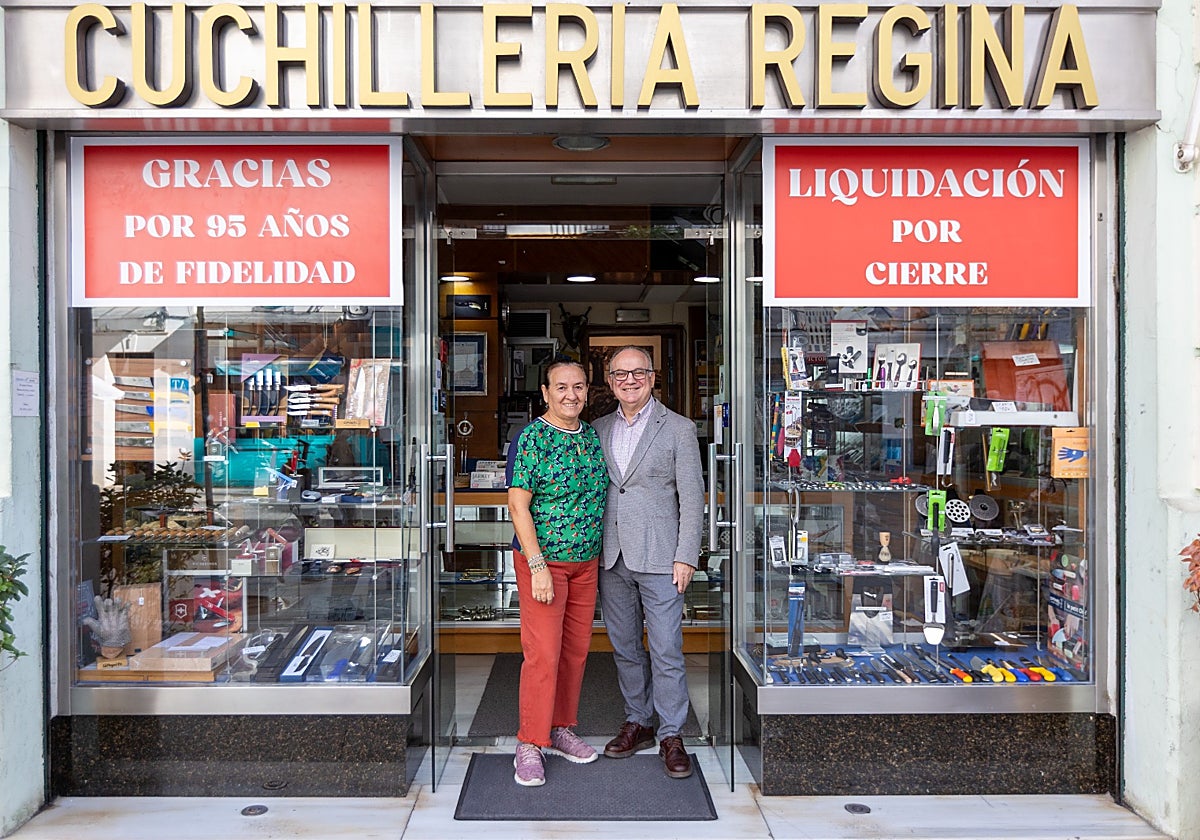 Rosalía y Eliseo posan en el umbral de la Cuchillería Regina, a la vera de las Setas de la Encarnación de Sevilla