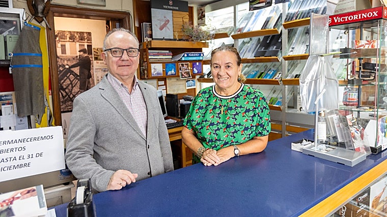Eliseo y Rosalía, en su mostrador de Cuchillería Regina