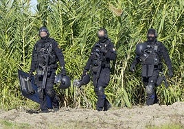 Un inoportuno cruce entre los policías y un 'pickup' dispuesto para el alijo desató el tiroteo de los narcos en Isla Mayor