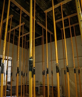 Imagen secundaria 2 - El patio del Yeso, vencido y lleno de grietas; y la cocina del Maestre, apuntalada por la ruina de la casa 10 del Patio de Bnaderas