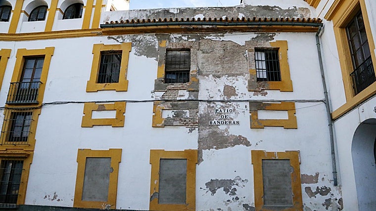 Desconchados en la fachada de la casa número 12 del Patio de Banderas