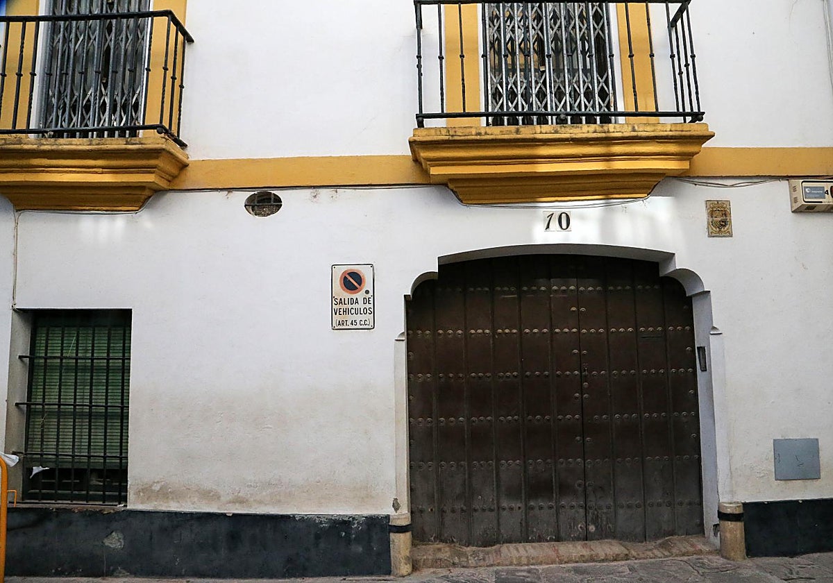 Exterior de la ruinosa casa número 10 del Patio de Banderas