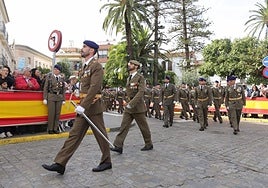 Vuelo de helicópteros y parada militar en el acto central del 50 aniversario del BHELMA IV celebrado en Dos Hermanas