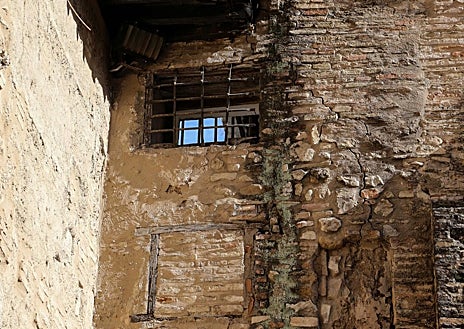 Imagen secundaria 1 - El patio del Yeso, vencido y lleno de grietas; y la cocina del Maestre, apuntalada por la ruina de la casa 10 del Patio de Bnaderas