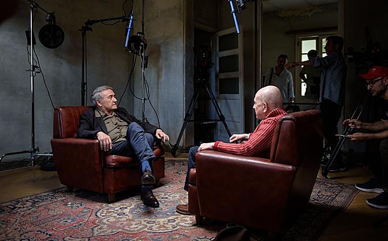 Imagem principal: Acima: Vicente Molina Fua e Javier Lostale; Abaixo está uma leitura de poesia no jardim da casa e na porta de entrada do terreno.