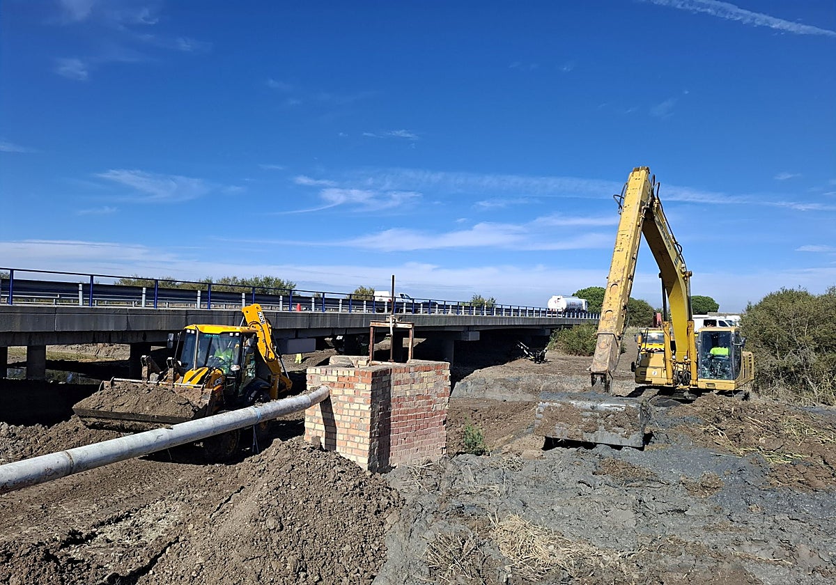 Trabajos de excavación sobre el arroyo de Las Pájaras