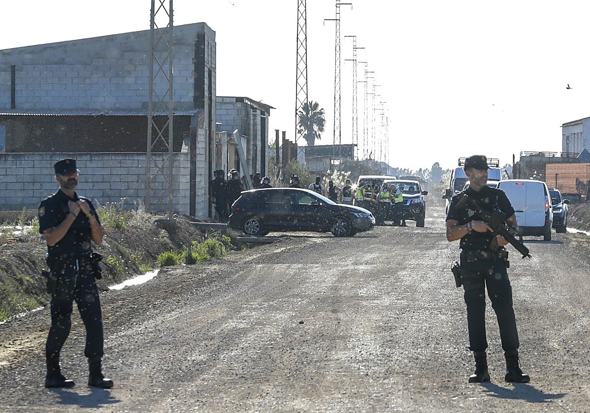 Los GOES tratan de entrar en una de las naves de la carretera de Toruño