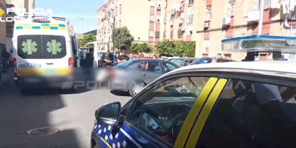 Un coche se pone en marcha solo y acaba atrapando a su dueño en Castilleja de la Cuesta