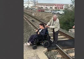 El calvario diario de Natalia para salir de la estación de tren de Utrera