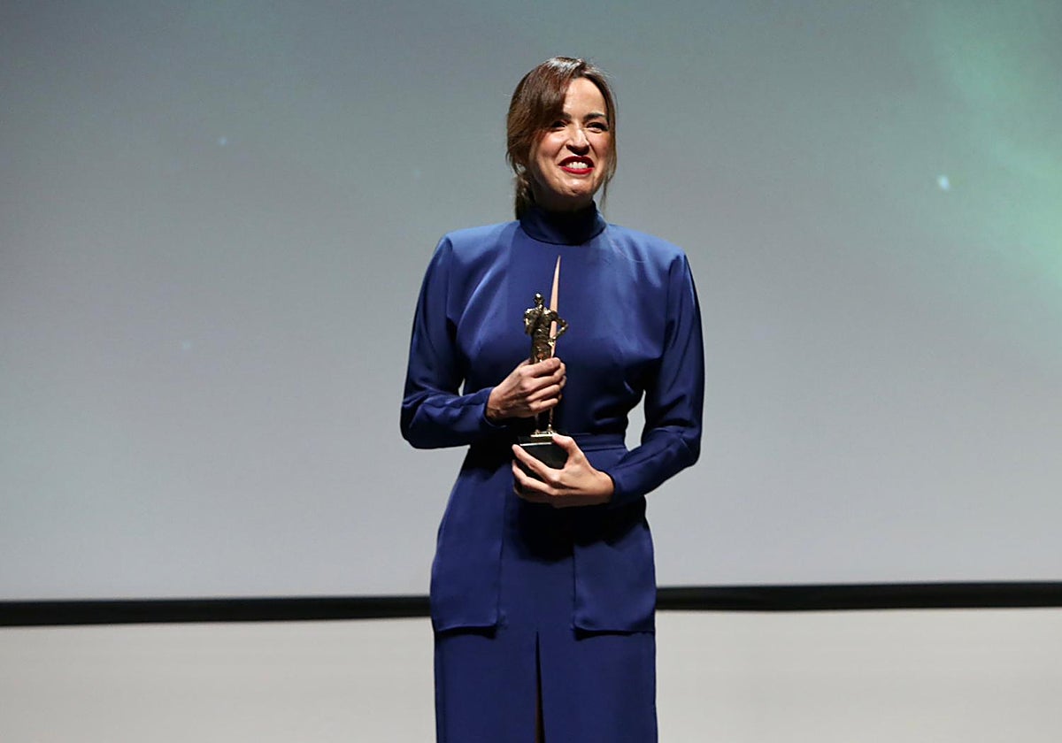 Verónica Sánchez sonríe al recibir el premio