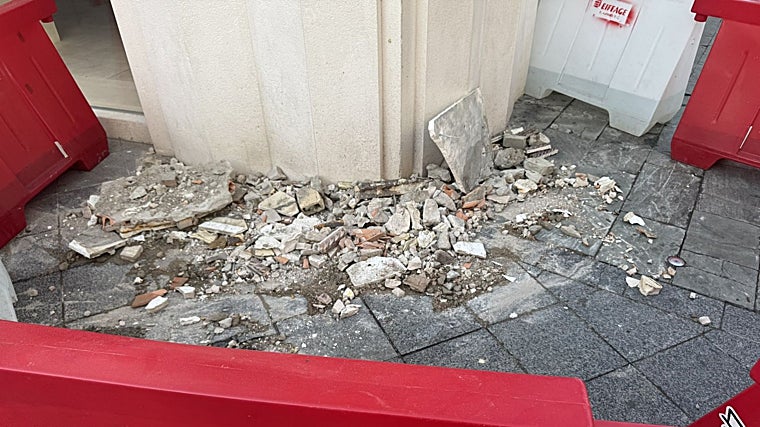 Restos de la cornisa que se han desprendido esta madrugada del edificio de Zara en la plaza del Duque