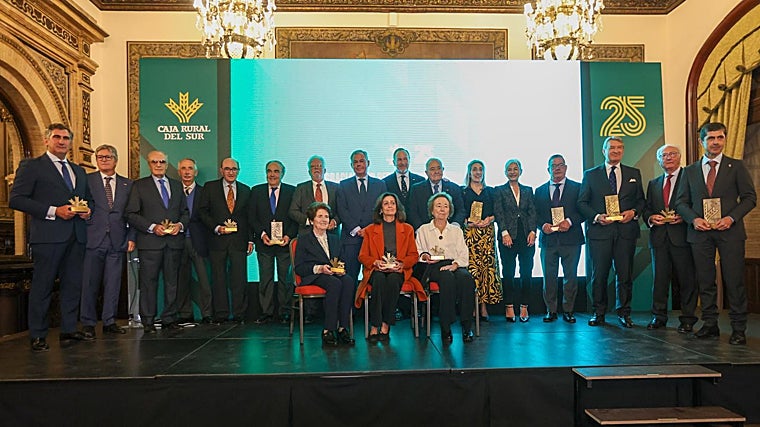 Foto de familia de los reconocidos durante el 25 aniversario de Caja Rural del Sur