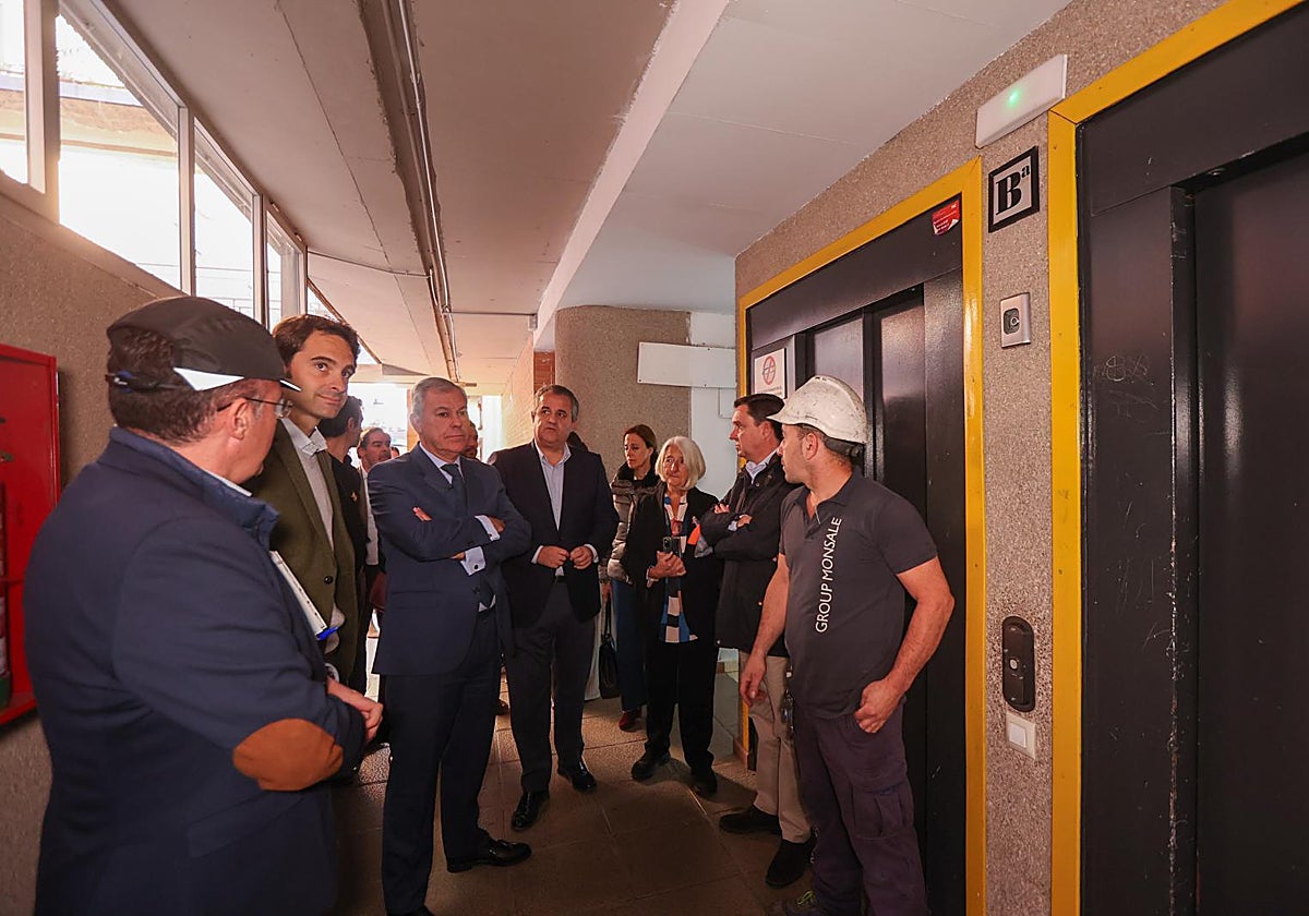 El alcalde José Luis Sanz durante su visita a las VPO de la calle Andén en San Jerónimo