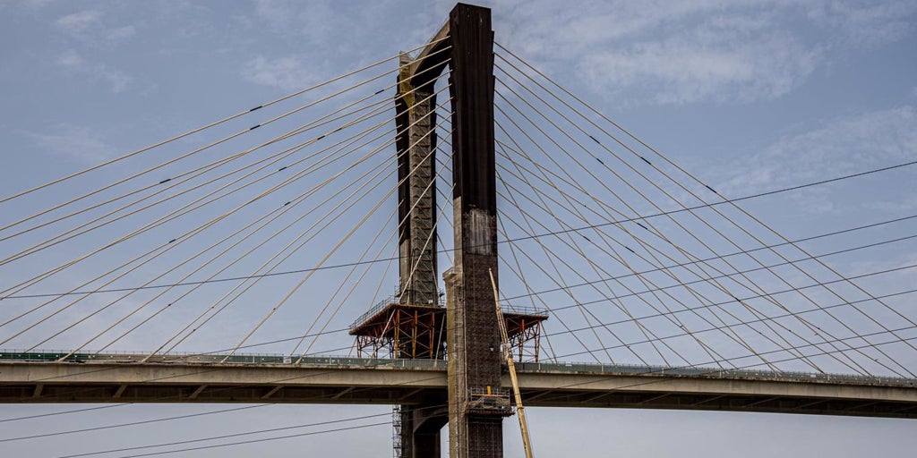 El Puente del Centenario se corta al tráfico este martes por la sustitución de los tirantes