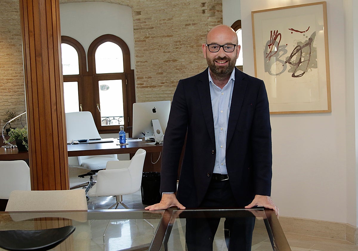 El fundador de Grupo ABU en las antiguas oficinas del edificio Filella