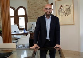 El fundador de Grupo ABU en las antiguas oficinas del edificio Filella