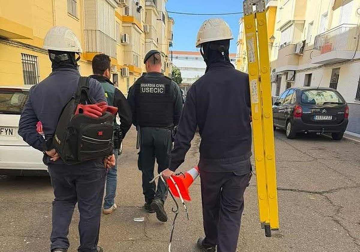 Operarios junto con los agentes