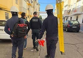 Actuación contra los enganches ilegales en Lora del Río con operarios escoltados por la Guardia Civil