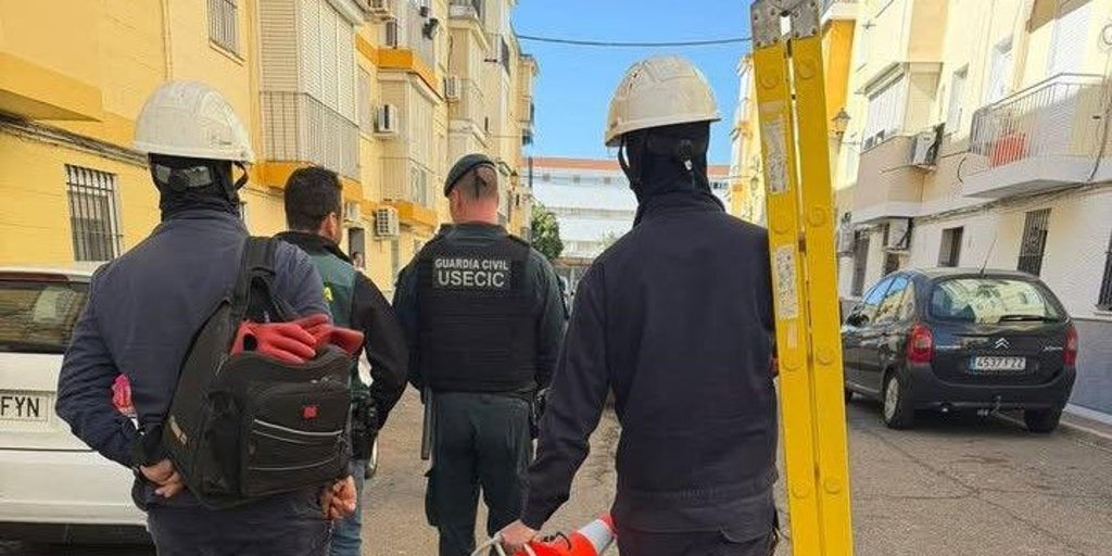 Actuación contra los enganches ilegales en Lora del Río con operarios escoltados por la Guardia Civil