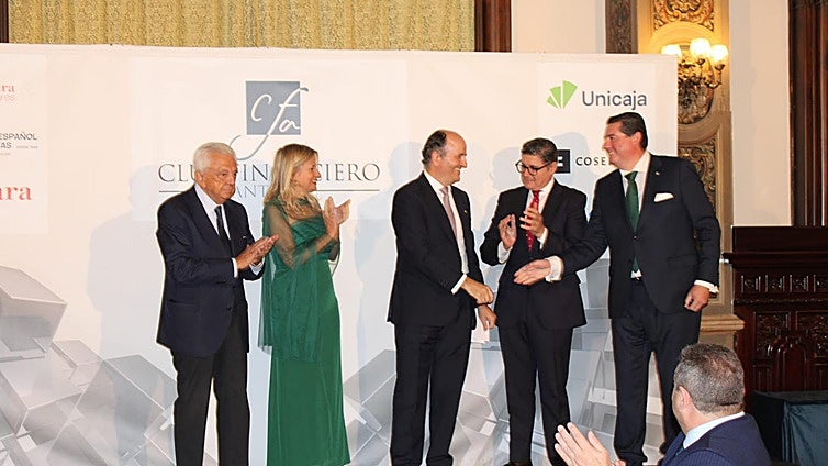 El Instituto Español de Analistas concede la insignia de oro a Juan de Dios Gómez-Villalba, CEO de Goldman Sachs Iberia