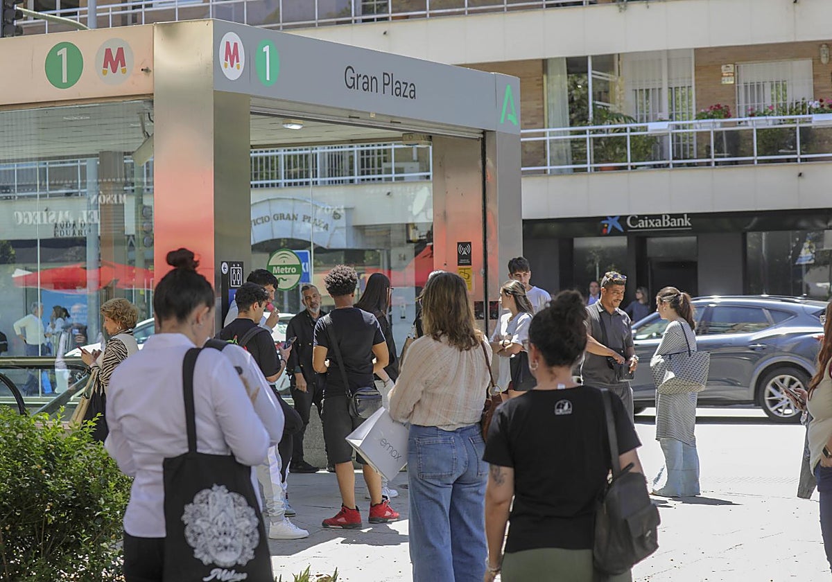 Usuarios del Metro de Sevilla, a las puertas del transporte en una imagen de archivo