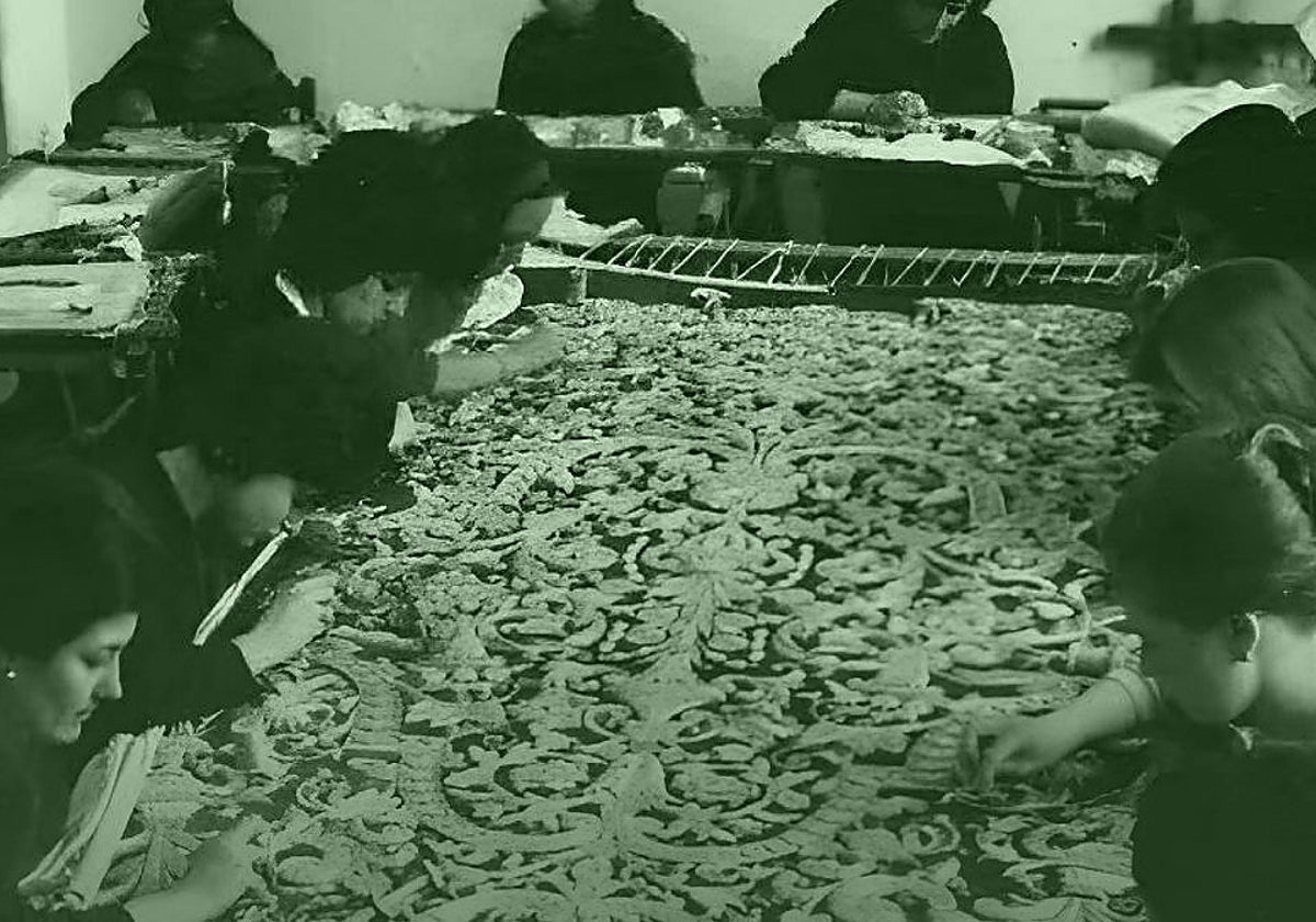 Bordadoras realizando un manto de la Macarena