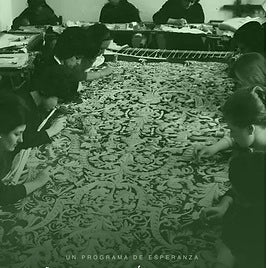 Bordadoras realizando un manto de la Macarena